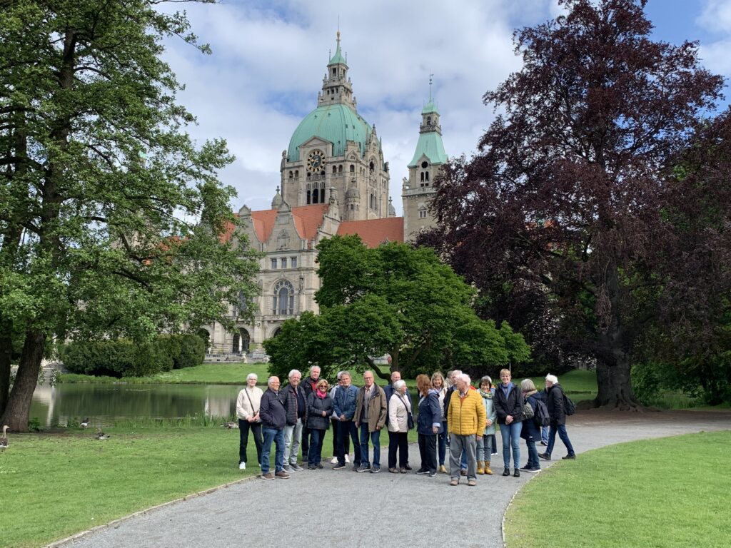Menschen vor Herrenhausen