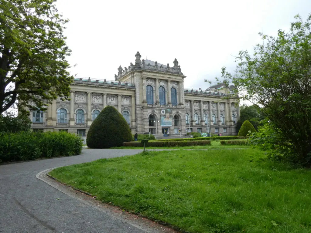 Historische Fassade mit Park