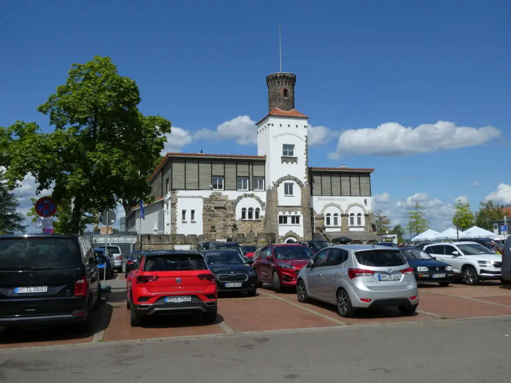 Gebäude mit Parkplatz