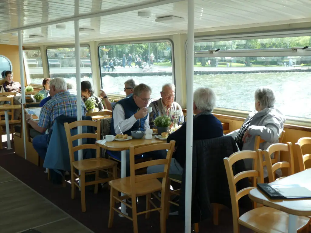Leute im Boot essen