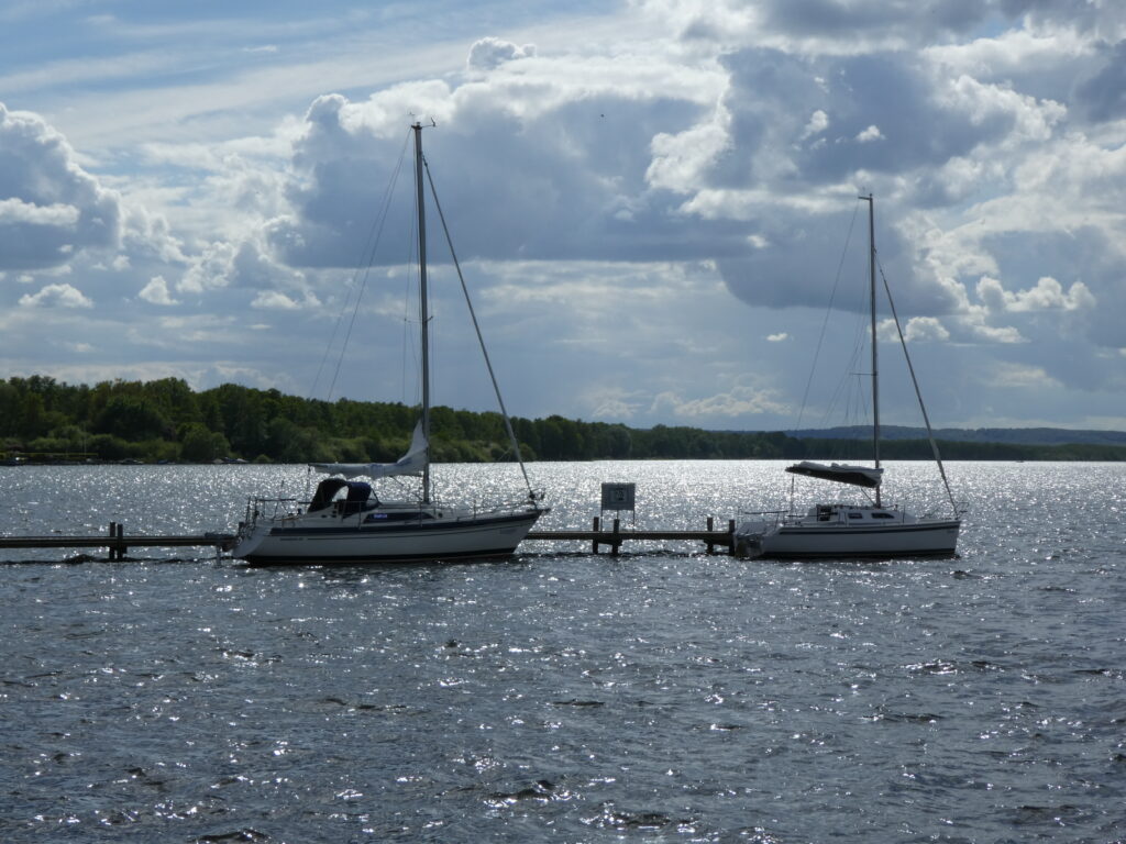 Segelboote am Steg im See
